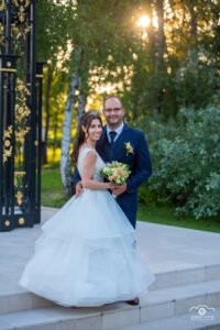 Esküvői pár kreatív fotója a Park Hill lépcsőin, naplementében, romantikus hangulatú esküvői fotózás során.