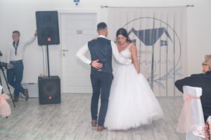 Elegáns esküvői tánc záró pillanata, tüllruhás menyasszony Debrecenben, belvárosi esküvői helyszín különleges dekorációval, debreceni esküvői fotós.