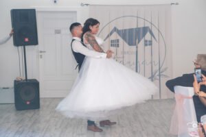 Romantikus pillanatkép Debrecenben: esküvői nyitótánc művészi megörökítése, látványos tüll ruha mozgásban, keleti városrész modern rendezvényterme, debreceni esküvői fotós stílusa, cívis városi esküvő.
