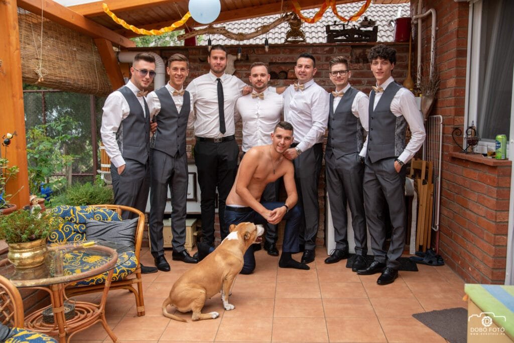A vőlegény és barátai együtt készülődnek az esküvőre, vidám hangulatban, elegáns öltözetben. Az esküvői pillanatok fontos részletei megörökítve Dobó Imre által.