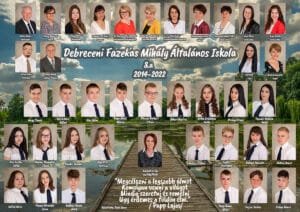 Végzős osztály tablóképe tanárokkal, természeti háttérrel, Fazekas Mihály Általános Iskola Debrecen. Osztályfőnök és diákok portréi stégről készült háttéren, professzionális tablófotózás.