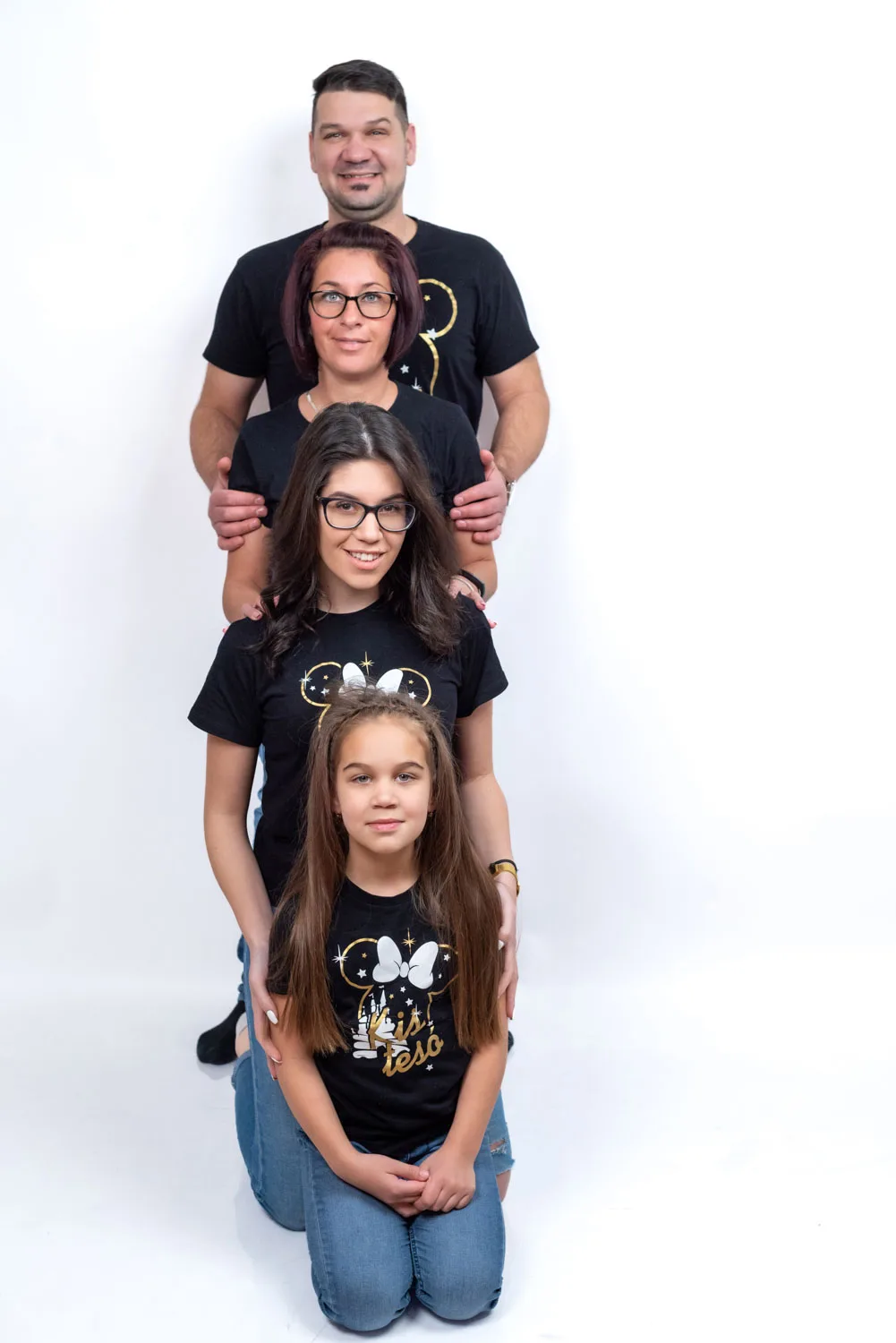 Családi fotózás Debrecenben – Kreatív és egyedi portré a stúdióban