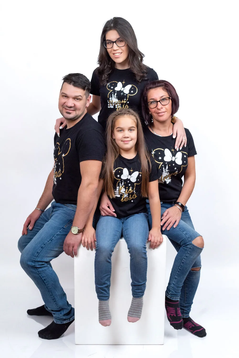 Családi fotózás Debrecenben – Mosolygós és meghitt pillanatok a stúdióban