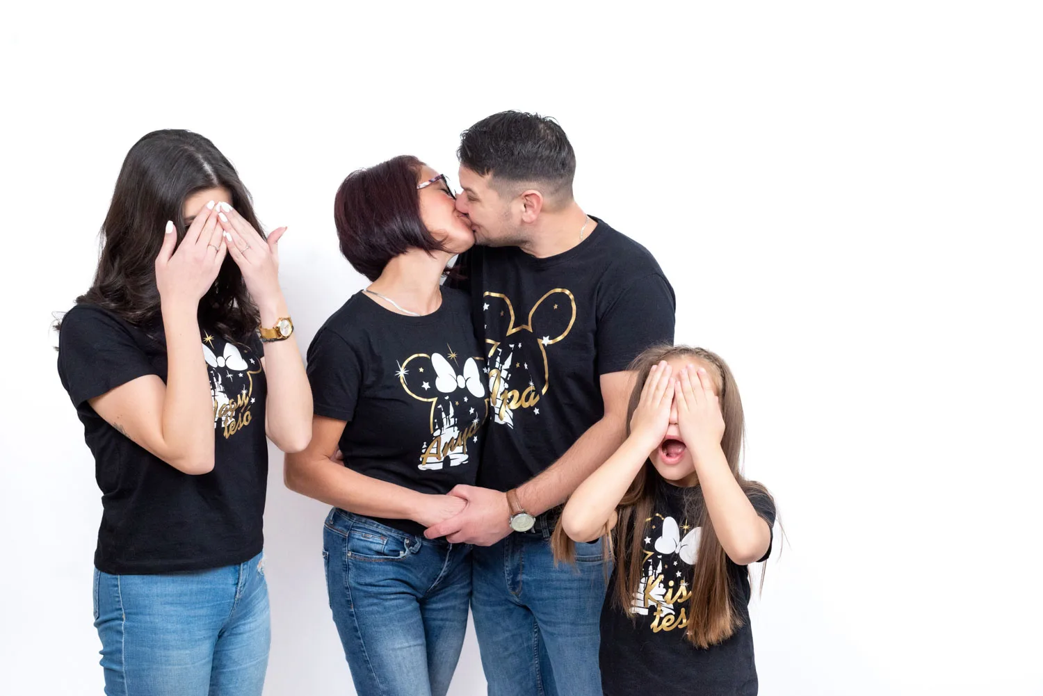 Vidám családi fotózás Debrecenben – Játékos pillanatok a stúdióban