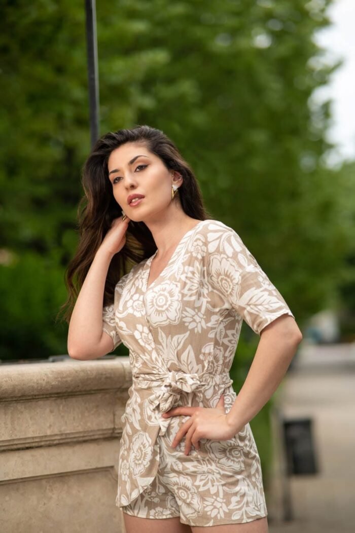 Fiatal nő mintás ruhában, természetes háttér előtt pózol, Debrecenben készült portréfotó egyedi hangulattal.