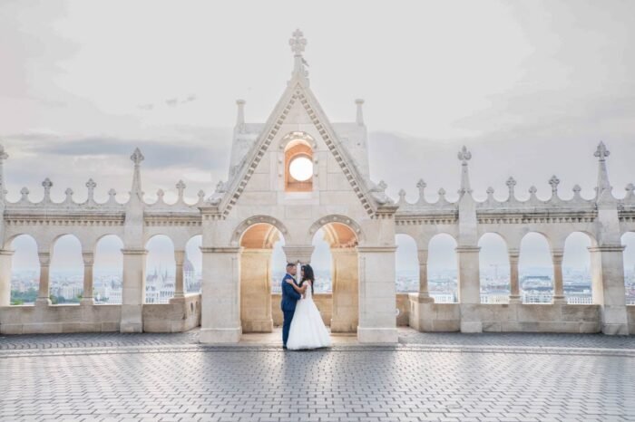 A menyasszony és a vőlegény egy romantikus táncot járnak a Halászbástya híres pillére alatt, miközben Budapest lélegzetelállító látképe terül el a háttérben. A fények és a látvány tökéletes harmóniában adják vissza a boldogságot és a szeretetet.