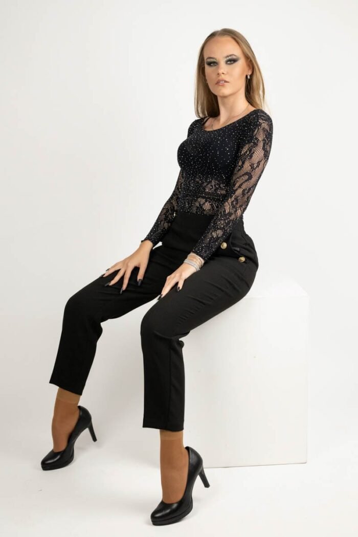 Portré fotózás Debrecenben a Dobó Fotó Stúdióban, elegáns fekete csipkés felsőben és magas sarkú cipőben, világos stúdióháttérrel.