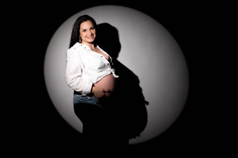 Kismama portré árnyékjátékban