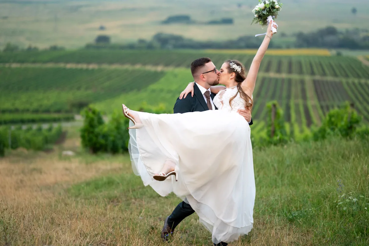 Romantikus emelés a szőlőtőkék között