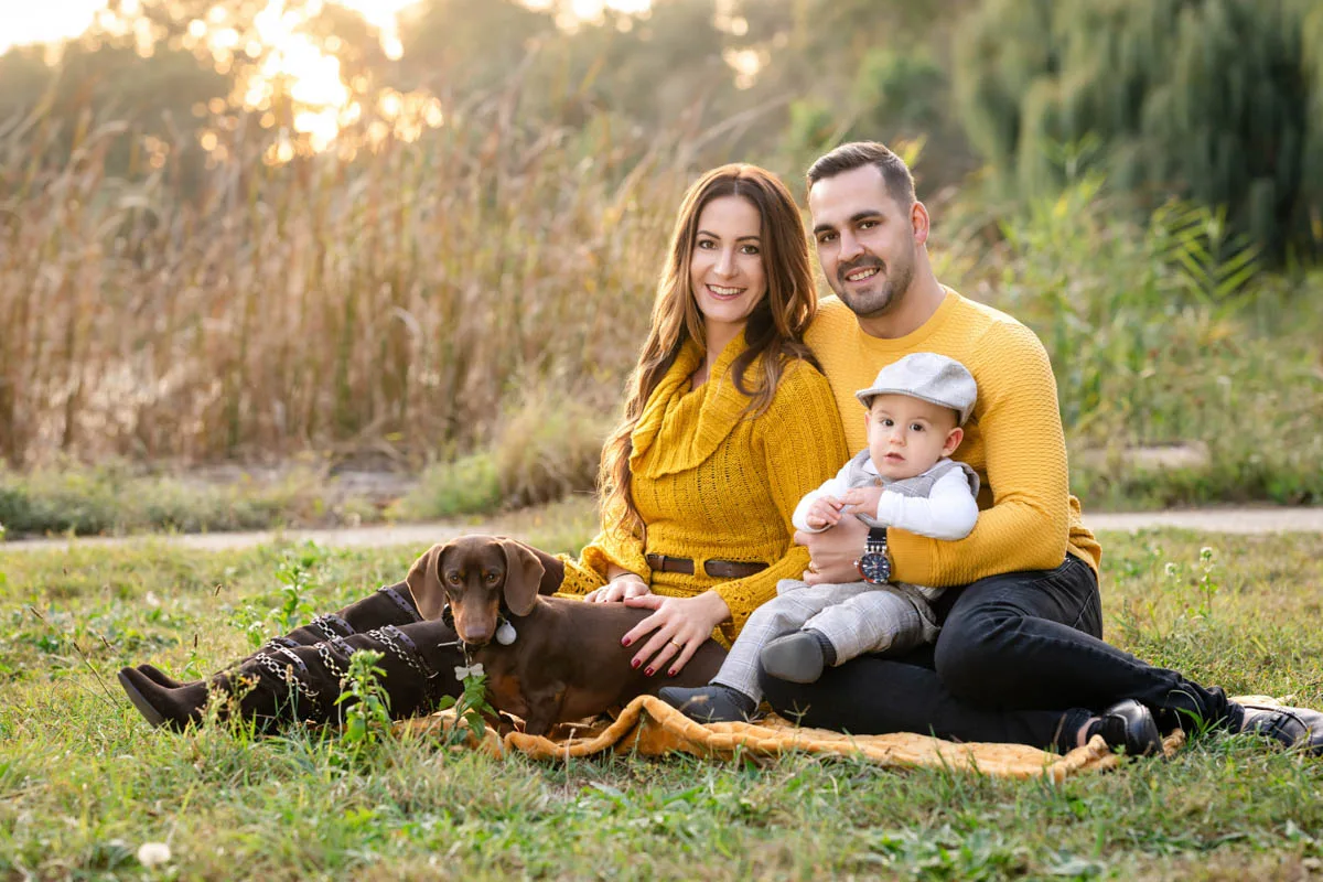 Családi fotózás a szabadban kutyával