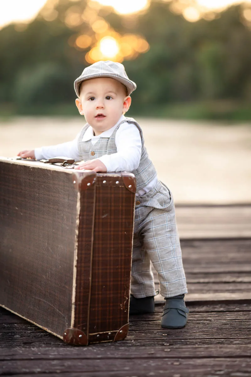 Gyerek fotó bőrönddel