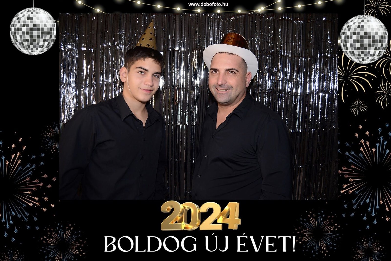 Apa és fia újévi selfiebox képe