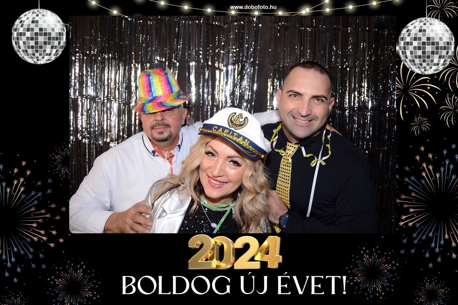 Vidám újévi selfiebox fotózás