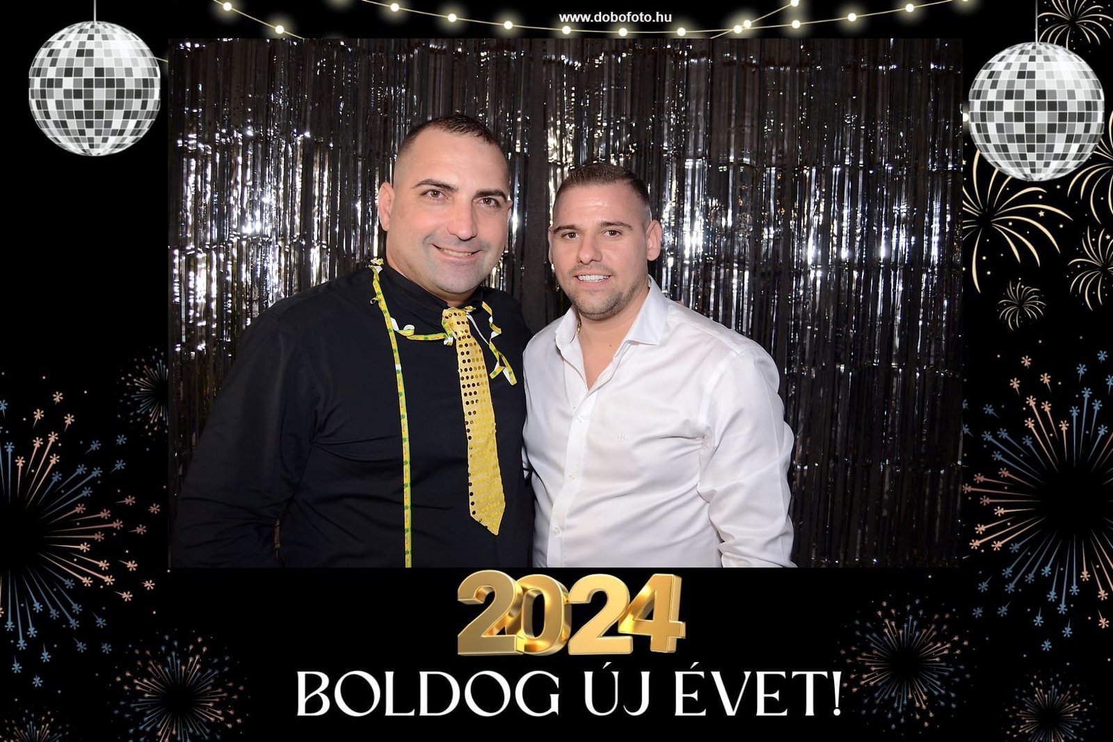 Újévi selfiebox pillanat elegáns stílusban