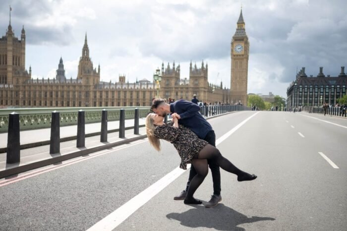 Egy fiatal pár táncmozdulatot imitál a Westminster hídon, a férfi hátradönti a nőt. A háttérben a Parlament épülete és a Big Ben látható. A nő fekete-arany mintás ruhát és harisnyát, a férfi sötétkék inget és fekete nadrágot visel.