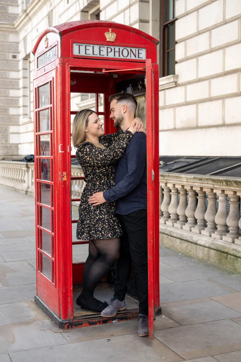 Romantikus pillanat a londoni telefonfülkében