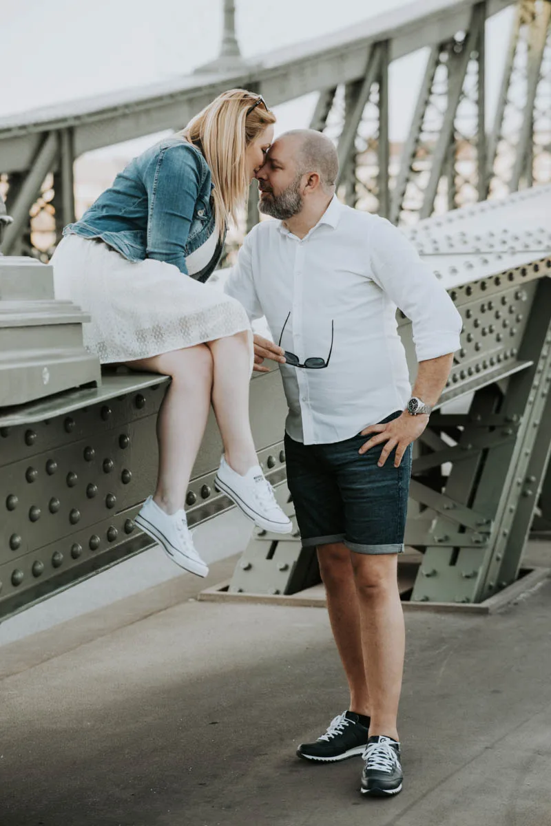 Romantikus pillanatok a hídon