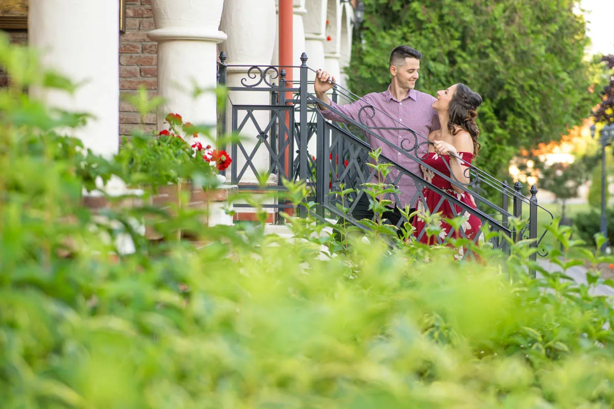 Romantikus pillanat a lépcsőn