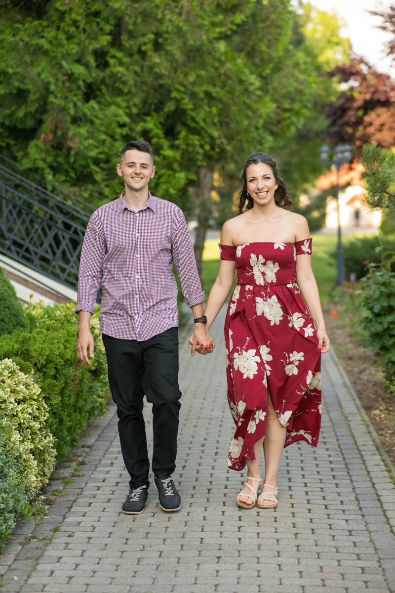 Kéz a kézben sétálva