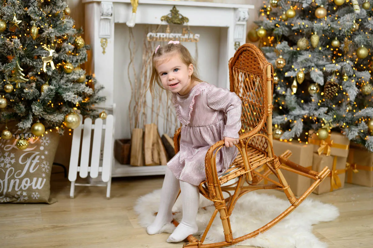 Karácsonyi gyermekkép hintaszékben