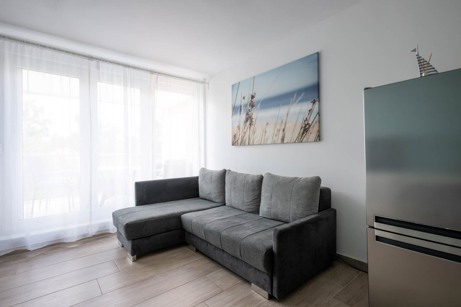 Világos nappali modern kanapéval a apartmanban