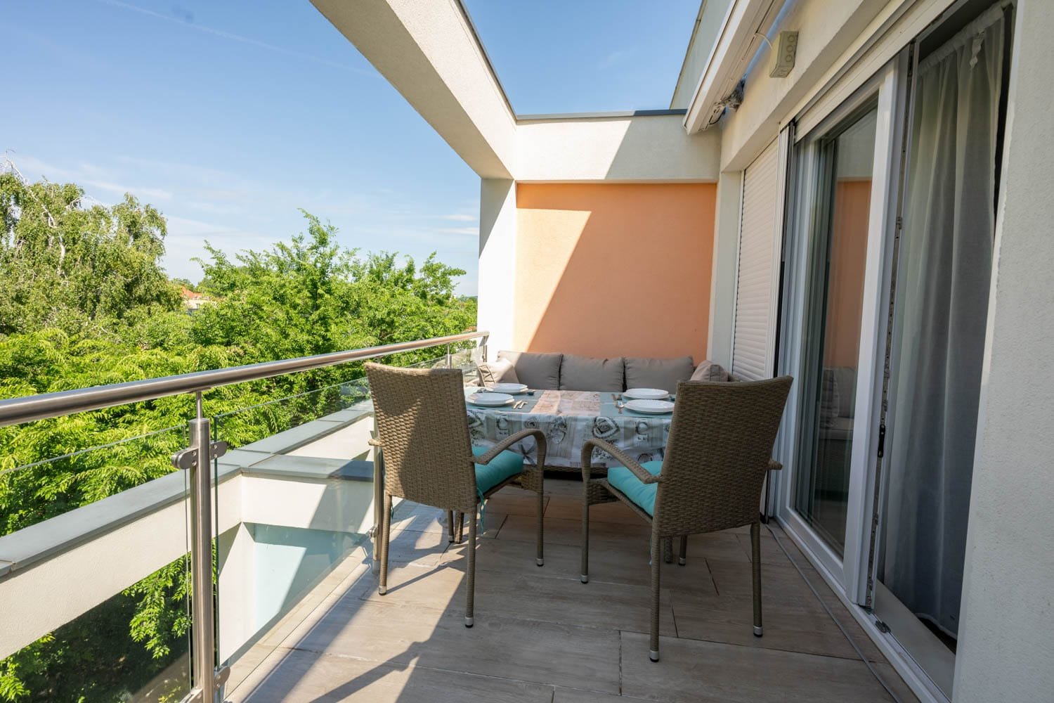 Napfényes terasz a Balaton-parti apartmanban