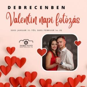 Valentin napi fotózás Debrecenben - egy fiatal pár romantikus beállítással, piros szívecskés dekorációval a háttérben. A kép a Dobó Fotó Valentin napi fotózási akcióját hirdeti, amely 2025. január 15-től február 14-ig érhető el.