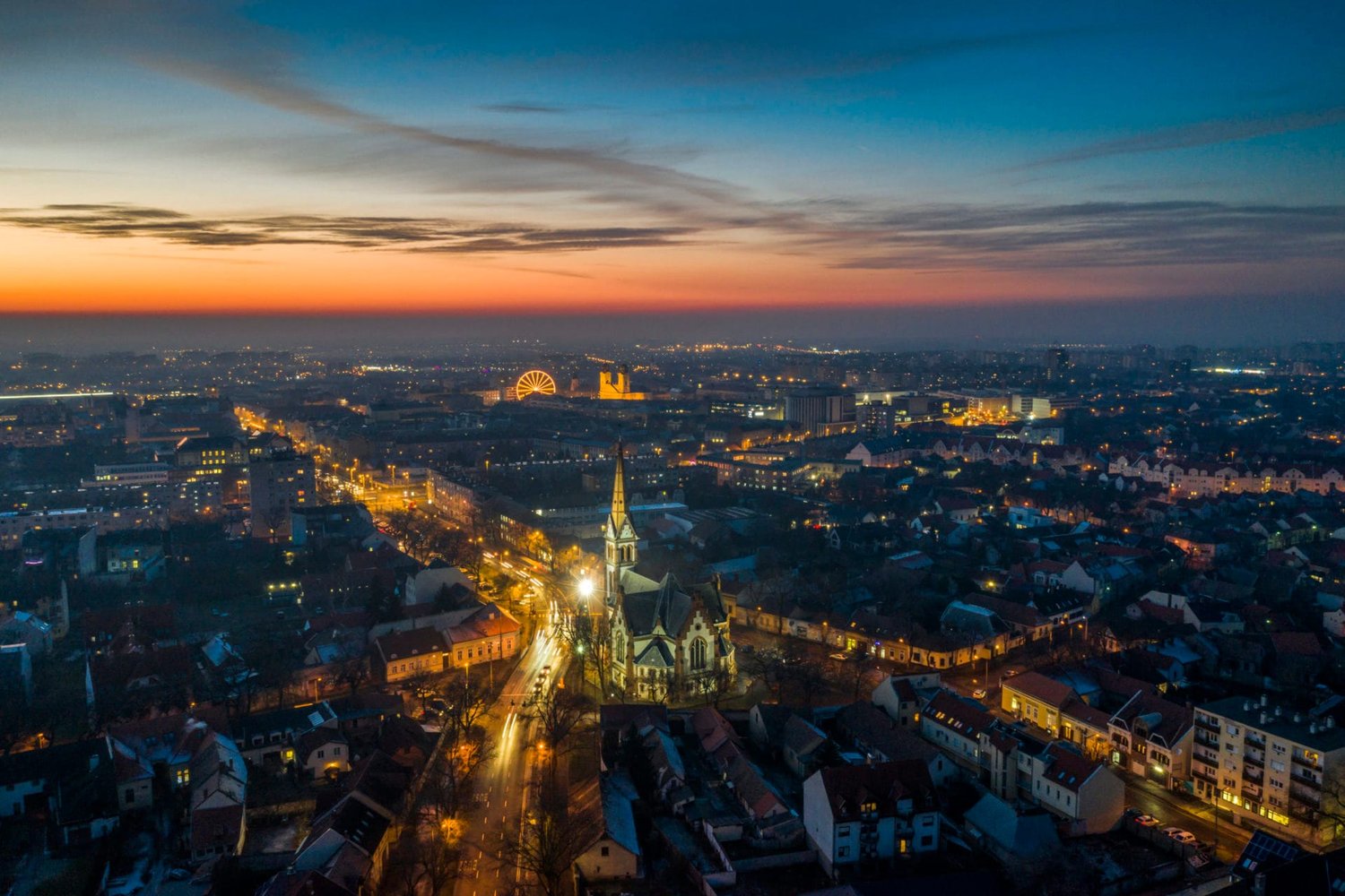 Debrecen esti panorámája a templommal és óriáskerékkel