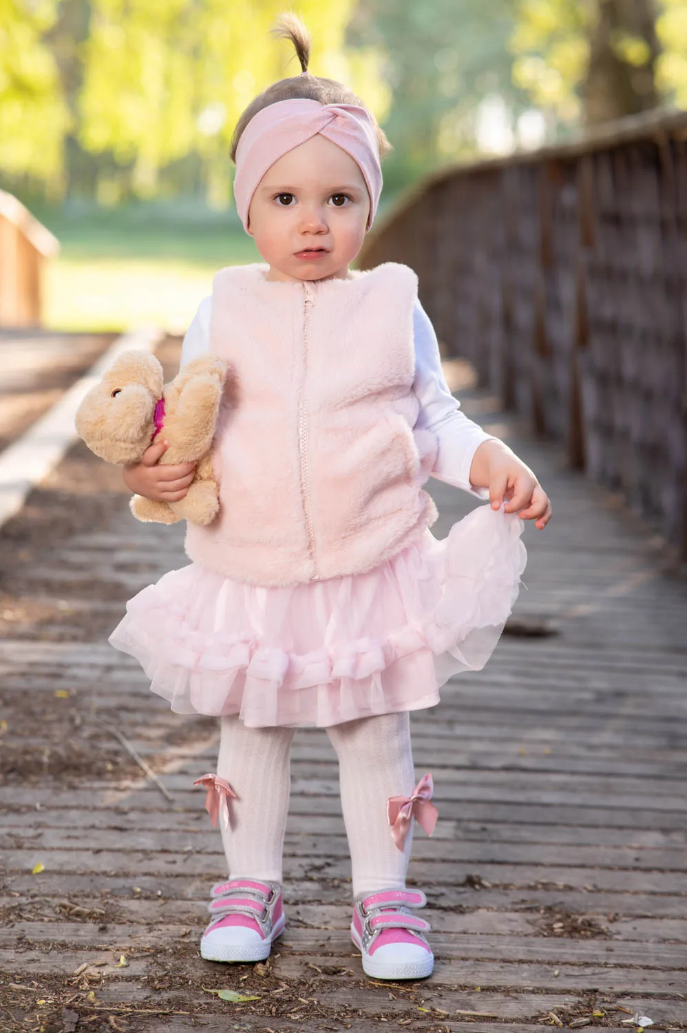 Aranyos kislány a hídon – gyermekfotózás a természetben