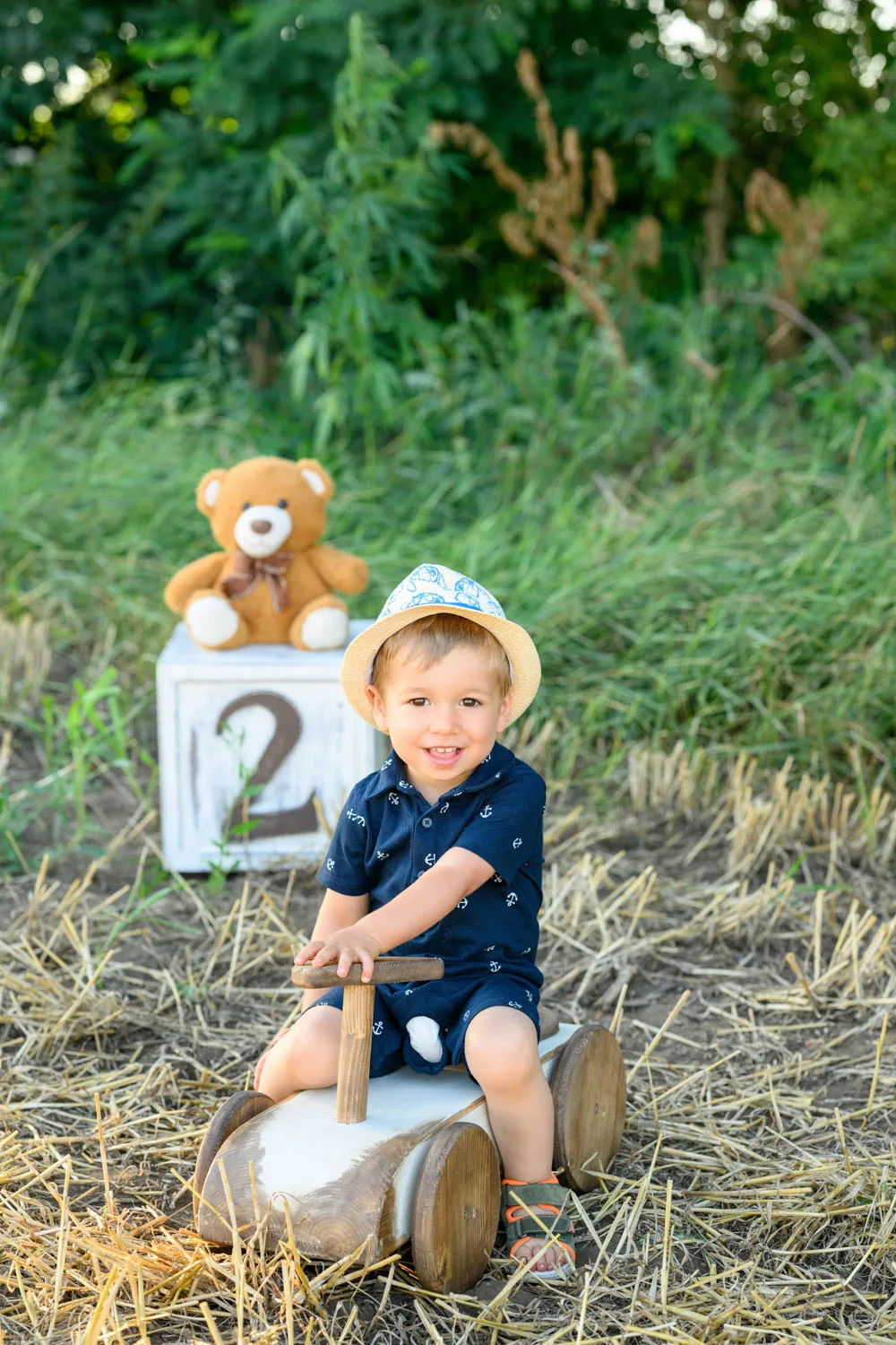 Vidám születésnapi fotózás – 2 éves kisfiú a természetben