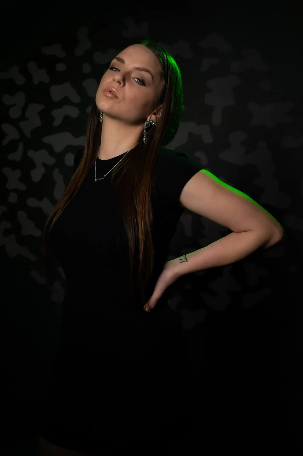 Modern portré zöld fényben