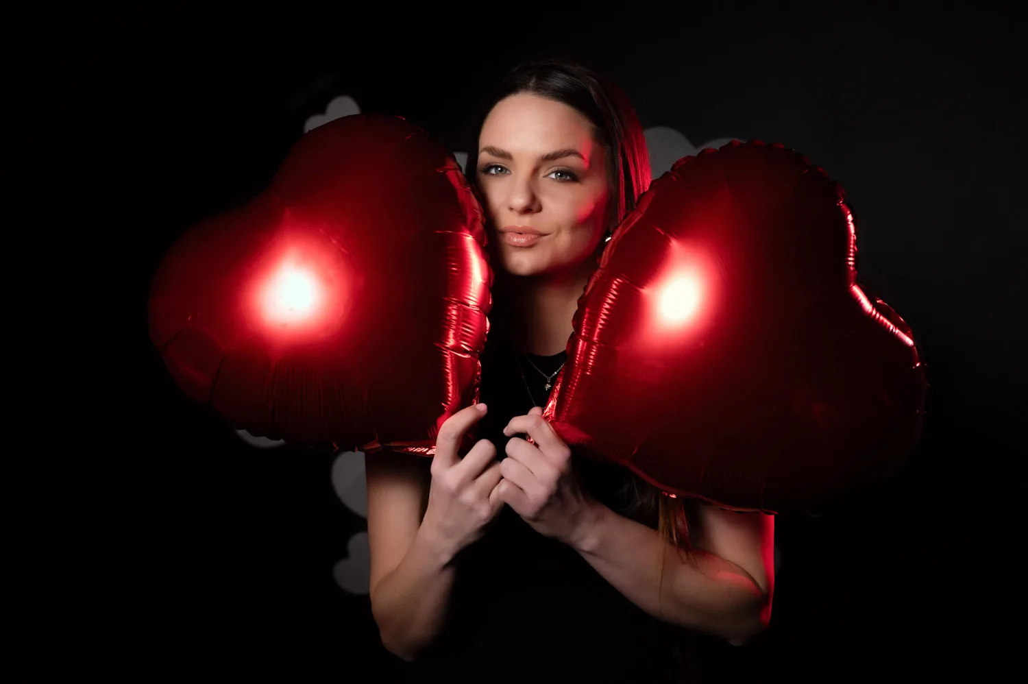 Mosolygós Valentin-napi portré szív alakú lufikkal