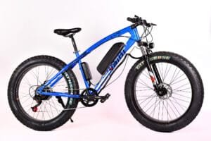 Egy kék Cavalier elektromos fatbike, vastag terepgumikkal és középen elhelyezett akkumulátorral, fehér háttér előtt. Ideális választás nehéz terepre és hosszabb utakra.