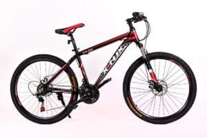Egy fekete-piros mountain bike tárcsafékkel, masszív vázzal és terepkerékkel, fehér háttér előtt. Ideális választás sportoláshoz és terepkerékpározáshoz.