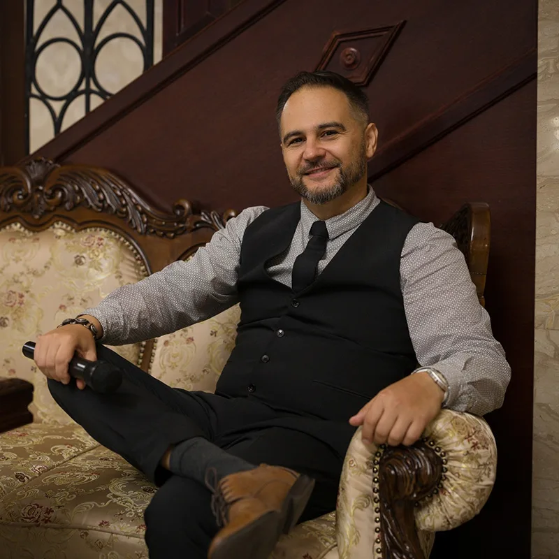 Zsolt – Profi ceremóniamester esküvőkre és rendezvényekre.
