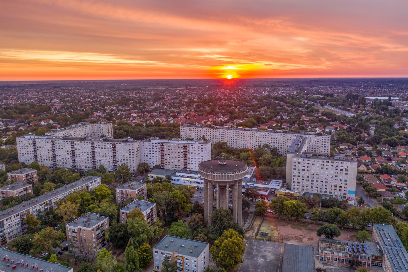 Naplementés drónfotó Debrecen víztornyáról – Légi városkép lenyűgöző fényekkel