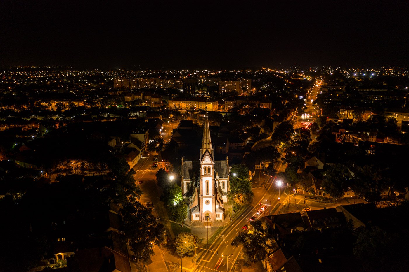 Éjszakai drónfotó egy kivilágított templomról – Légi városkép fényeiben