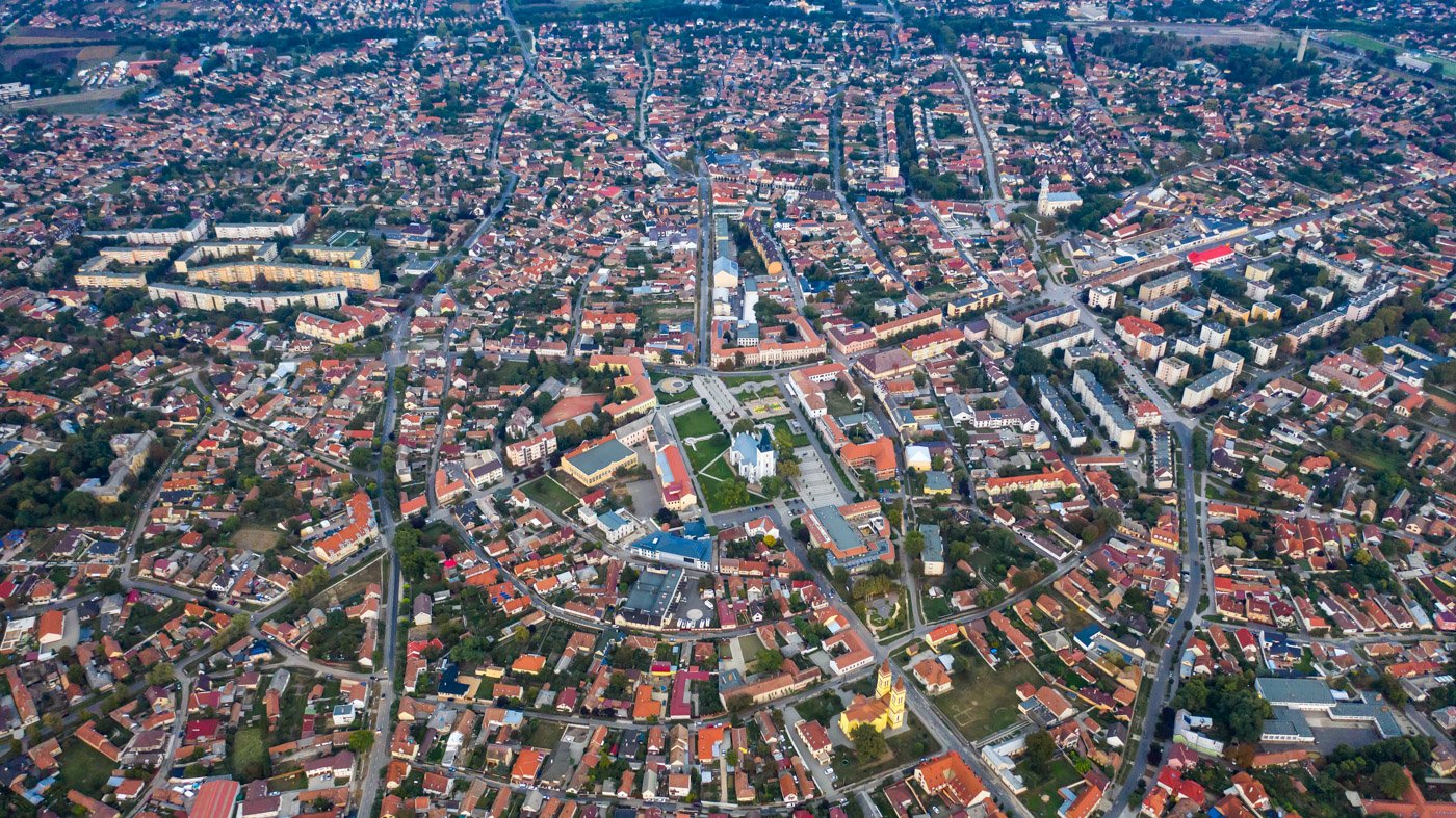 Légifelvétel egy városközpontról – Drónfotózás madártávlatból