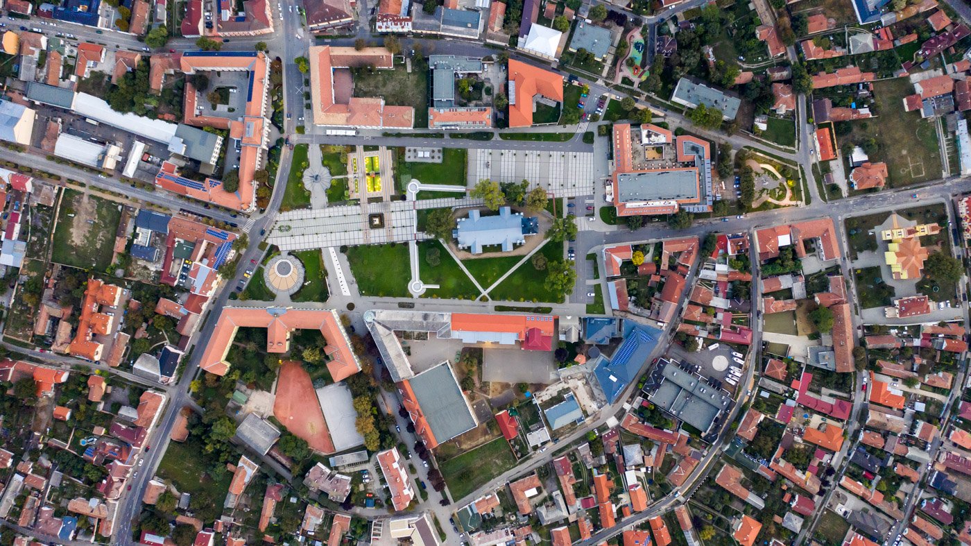 Drónfotó városközpontról – Légifelvétel épületekről és terekről