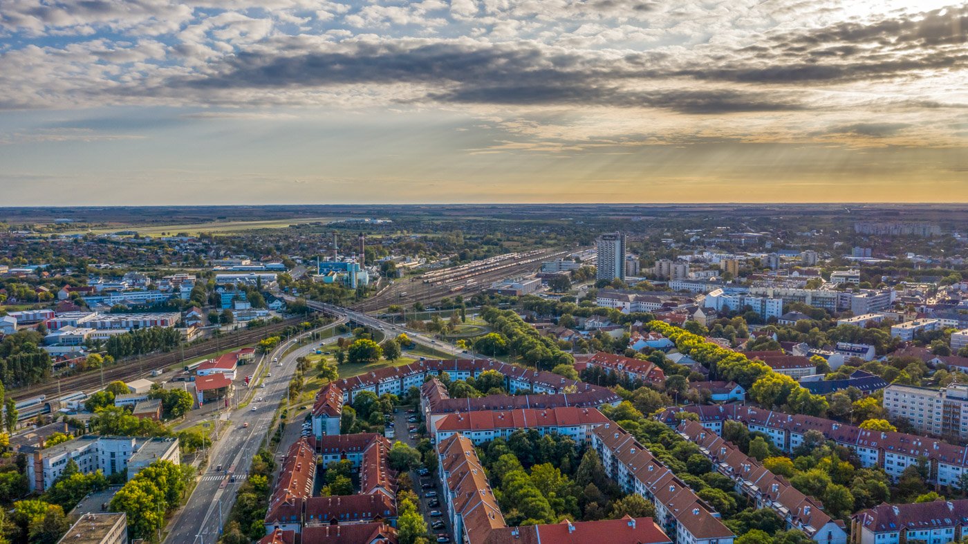 Légifelvétel naplementében – Városi panoráma drónfotón