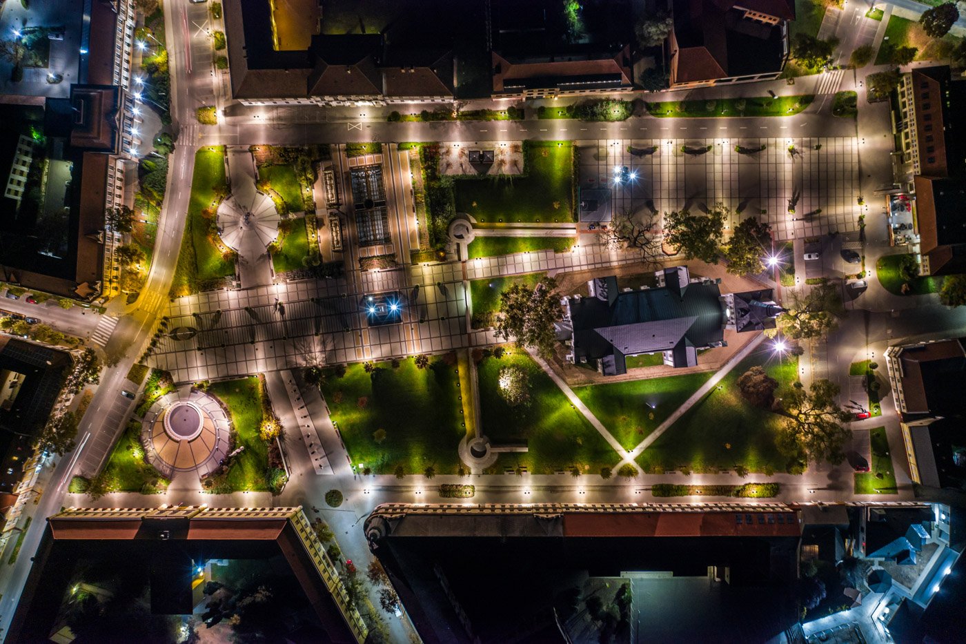 Éjszakai drónfotó Hajdúböszörmény főteréről – Lenyűgöző légifelvétel városi fényekkel