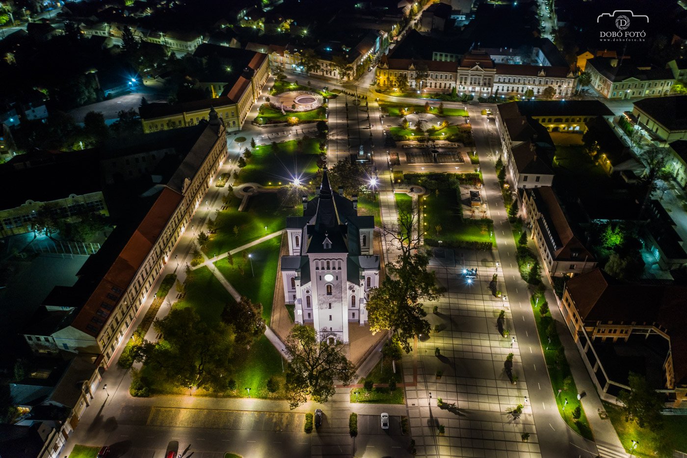 Éjszakai drónfotó Hajdúböszörmény főteréről és templomáról – Lenyűgöző légifelvétel