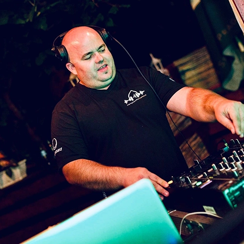 Gábor tapasztalt DJ és hangtechnikus.