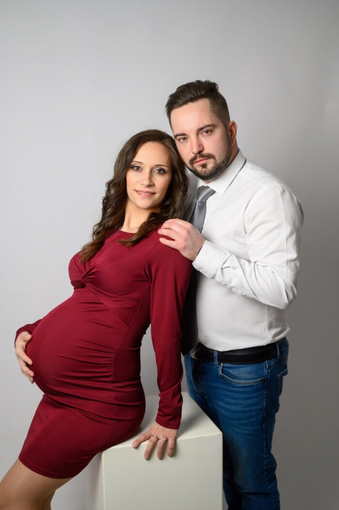 Kismama fotózás Debrecenben, ahol a leendő szülők együtt örökítik meg a várandósság különleges időszakát. Stílusos babaváró páros fényképezés, meghitt hangulatban, elegáns stúdiókörnyezetben.