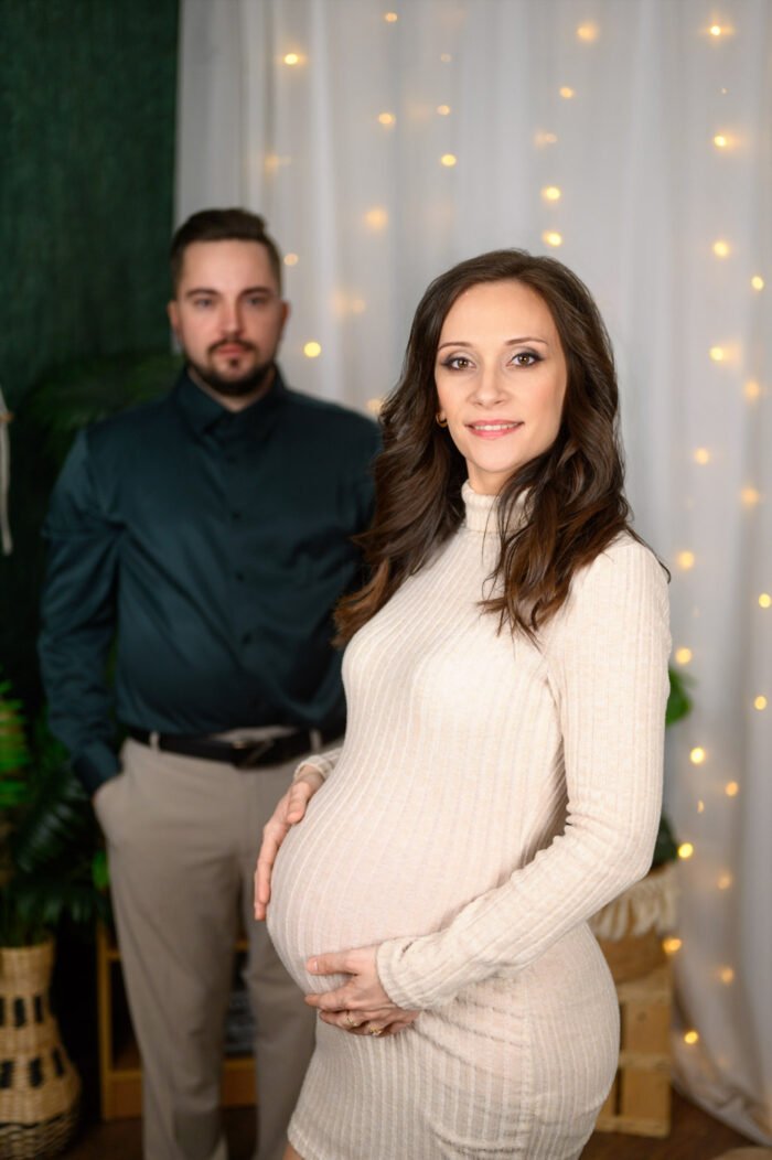 Meghitt kismama fotózás Debrecenben, ahol a várandós anyuka és párja közösen örökítik meg a babavárás különleges pillanatait. Stílusos és érzelmekkel teli babaváró fényképezés hangulatos stúdiókörnyezetben.