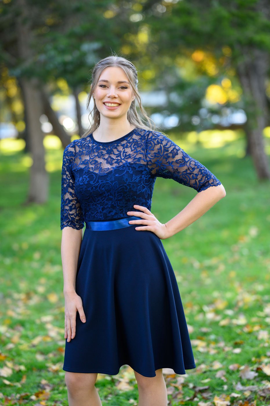 Szalagtűző fotózás és videózás Debrecen – Mosolygós végzős diák kék csipkeruhában