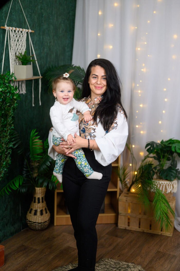 Anya-lánya fotózás Debrecenben, meghitt és vidám pillanatok egyéves kislánnyal profi stúdiókörnyezetben. Természetes dekoráció, hangulatos fények és örök emlékek.