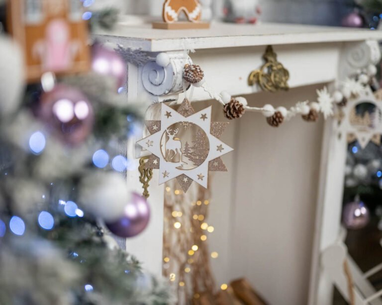 Karácsonyi kandallódísz hópelyhes girlanddal