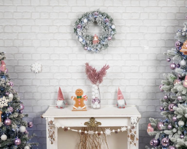 Karácsonyi dekoráció két fenyővel és koszorúval