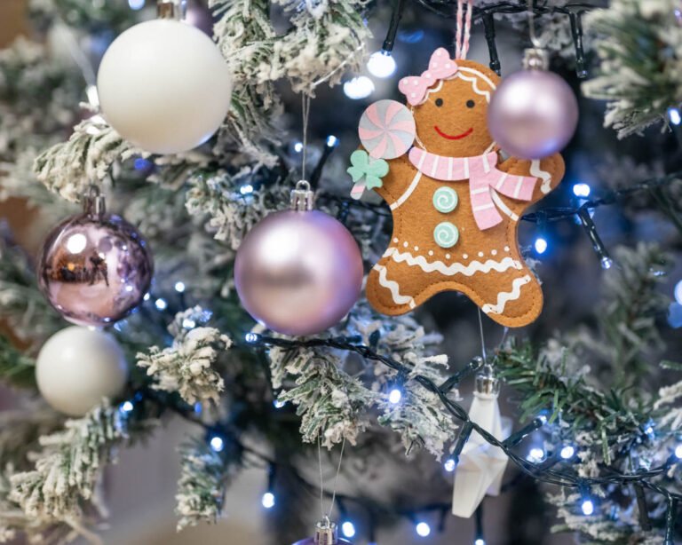 Mézeskalács figura és karácsonyi gömbök